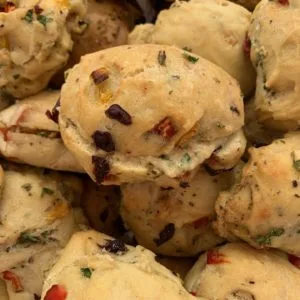 Gemüsebrötchen mit Cashew-Kräuteraufstrich